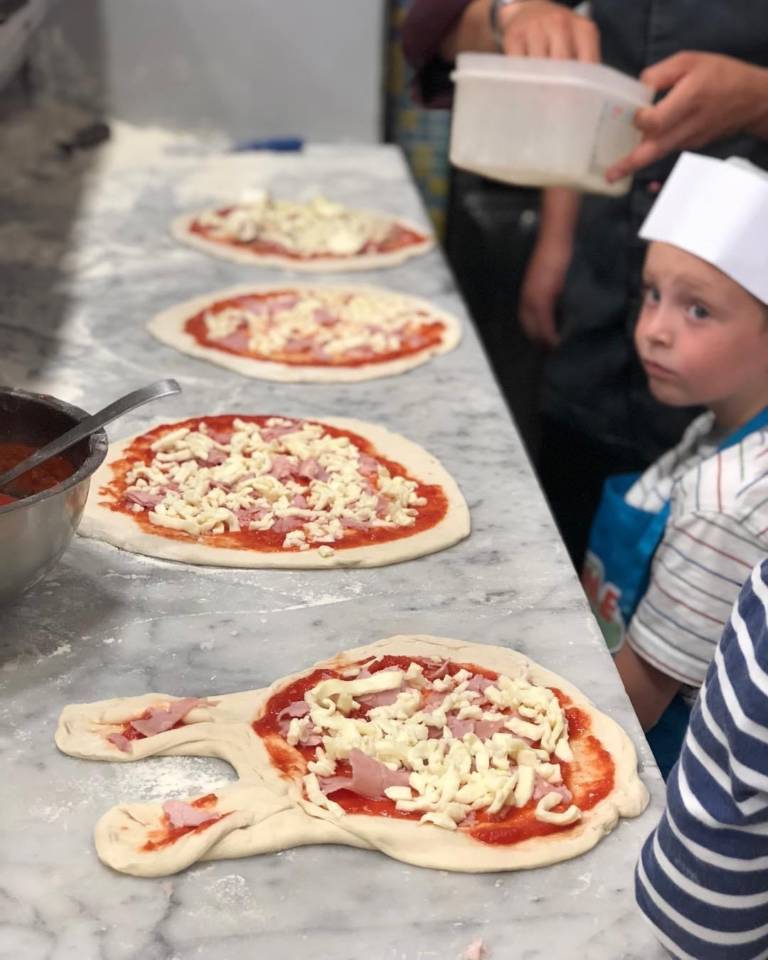 Pizza ands tiramisu making class in Rome