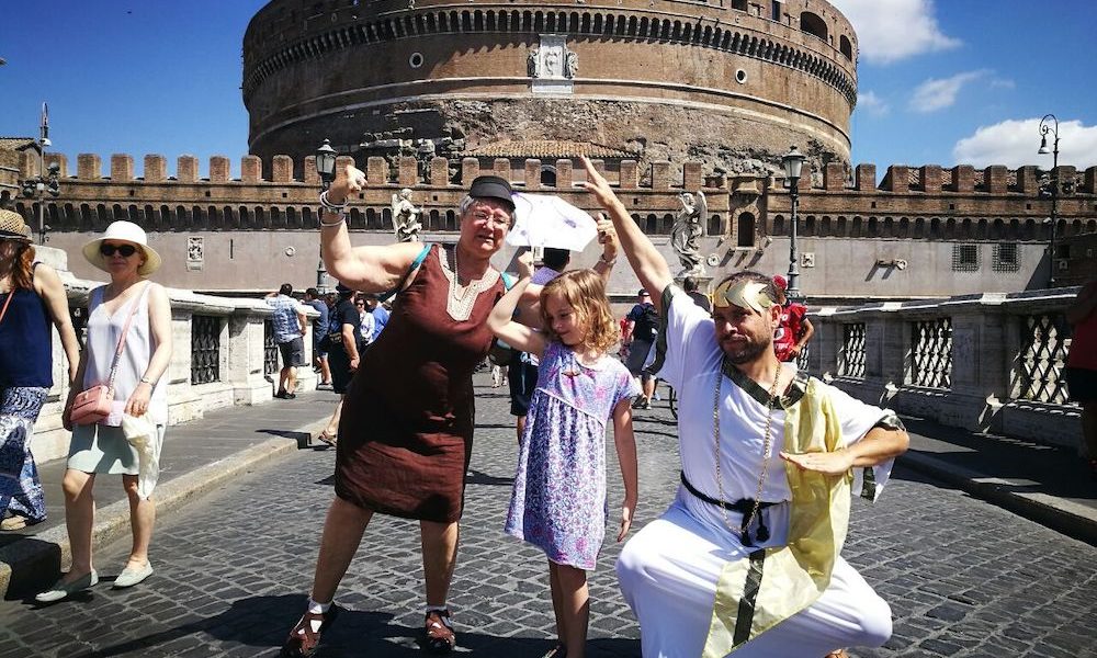 Family has fun with the tour guide actor of Rome for kids
